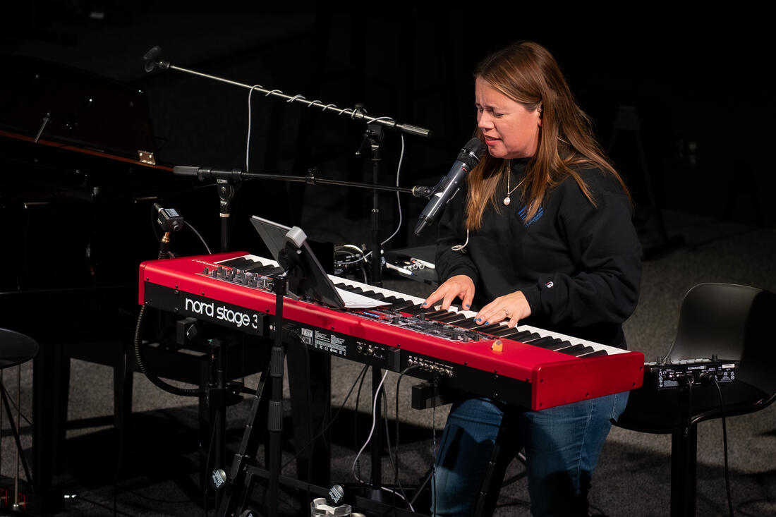 A young woman singing at the keys