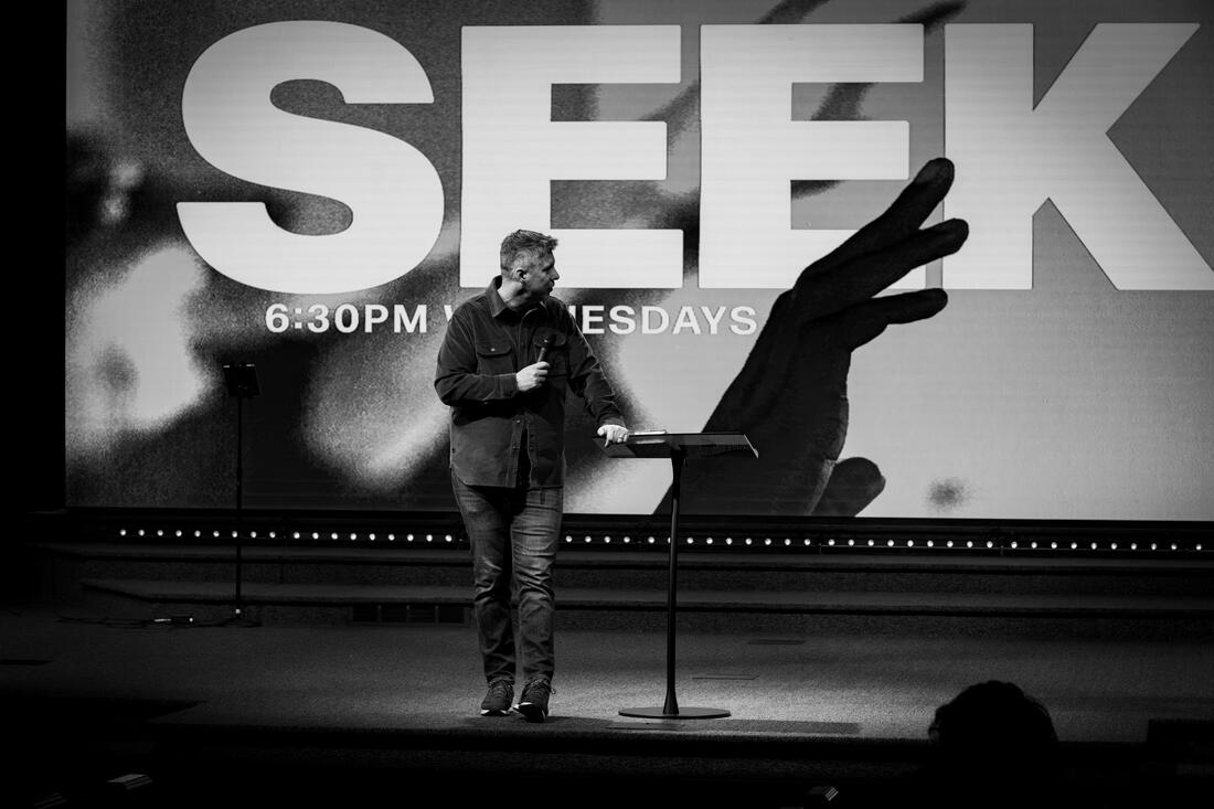 The Seek graphic filling the screen behind the stage